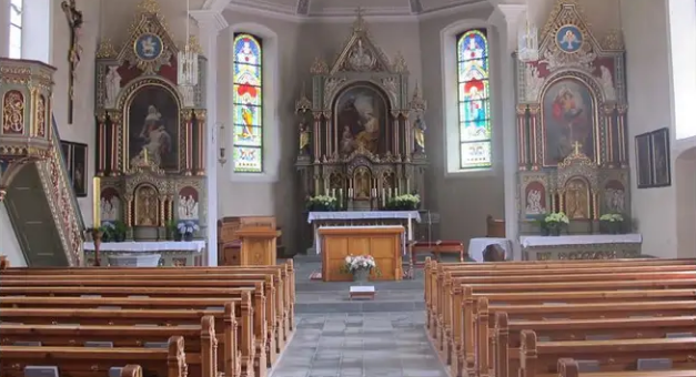 Pfarrkirche-St.-Anna-Gottesdienste-in-Hirschegg-Kleinwalsertal_-www.kleinwalsertal.com