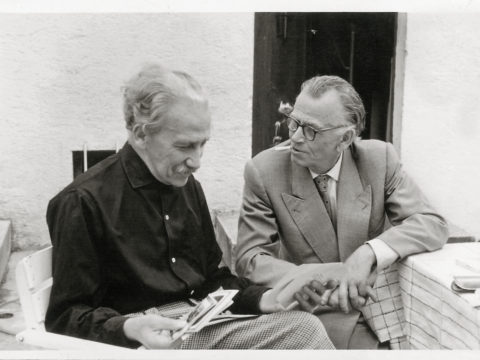 Fritz Mühlenweg und Otto Dix, Innenhof in Allensbach, ca. 1959 © Nachlass Fritz Mühlenweg, Franz-Michael-Felder-Archiv, Bregenz, Fotograf Michael Berchmann