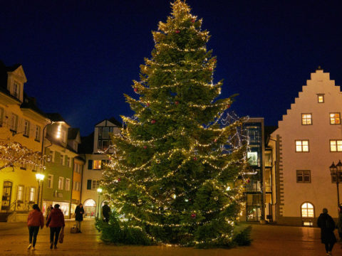 Weihnachtsbaum auf dem Marktplatz | TSR GmbH/Kuhnle+Knödler