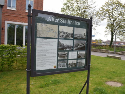 Eine Tafel am Stau informiert ab sofort wieder über die historische Entwicklung des Oldenburger Hafens. Foto: Stadt Oldenburg
