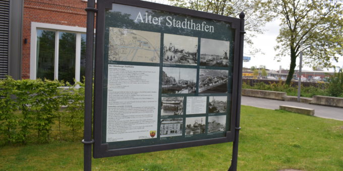 Eine Tafel am Stau informiert ab sofort wieder über die historische Entwicklung des Oldenburger Hafens. Foto: Stadt Oldenburg