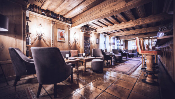 Mit Tiroler Aromen sowie heimischen Zutaten steht der Hotelier und Bar-Ausbildner Andreas Hotter für eine eigens kreierte „Alpine Mixology“. Bildnachweis: © Hotel Englhof