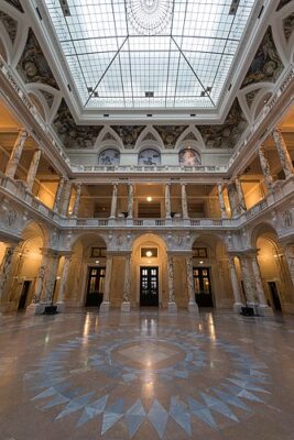 Säulenhalle des Weltmuseum Wien - Bildrechte: KHM-Museumsverband