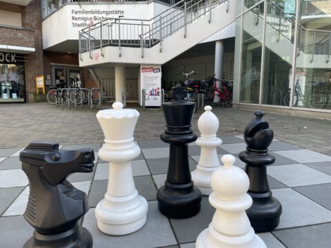 Schach spielen unter freiem Himmel ist seit Herbst 2023 in der Borkener Innenstadt möglich. © Stadt Borken