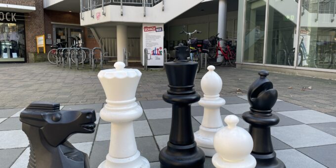 Schach spielen unter freiem Himmel ist seit Herbst 2023 in der Borkener Innenstadt möglich. © Stadt Borken