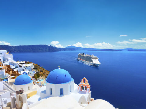 Panoramic view with Greek orthodox church with blue sea - Bildrechte: Norwegian Cruise Line (NCL)