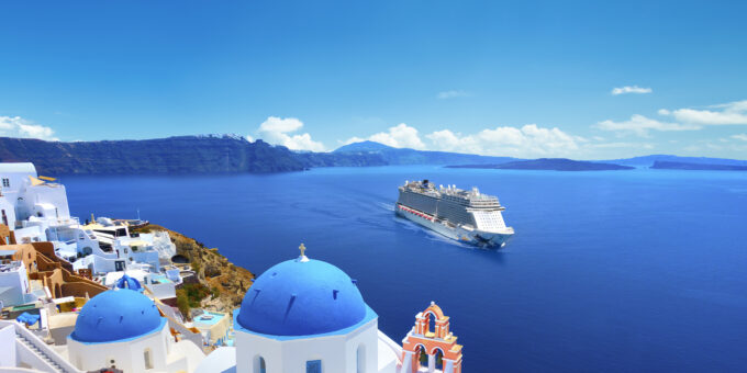 Panoramic view with Greek orthodox church with blue sea - Bildrechte: Norwegian Cruise Line (NCL)